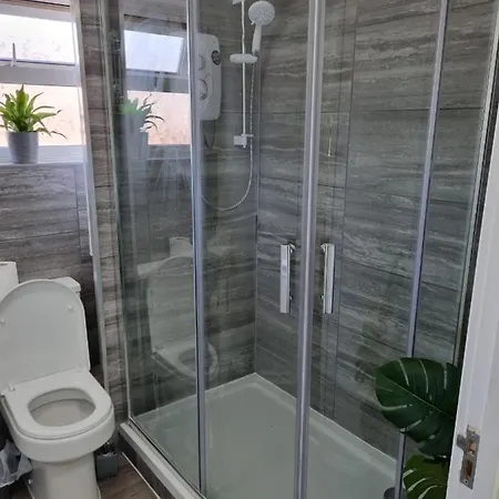 Guest house Modern & Elegant W/ Netflix And Parking *