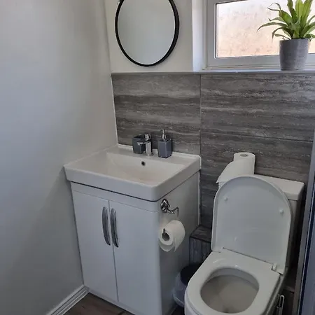 Modern & Elegant W/ Netflix And Parking * Leeds (West Yorkshire)