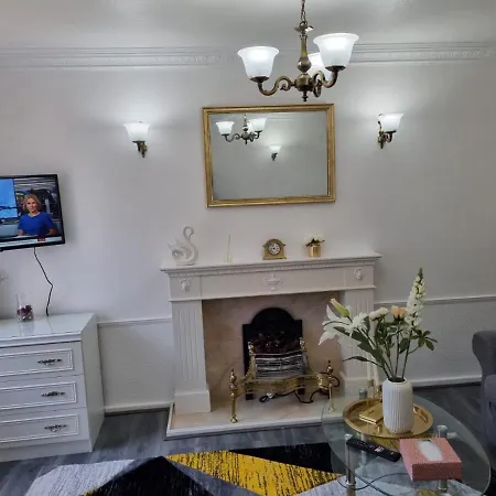 Modern & Elegant W/ Netflix And Parking Guest house Leeds (West Yorkshire)
