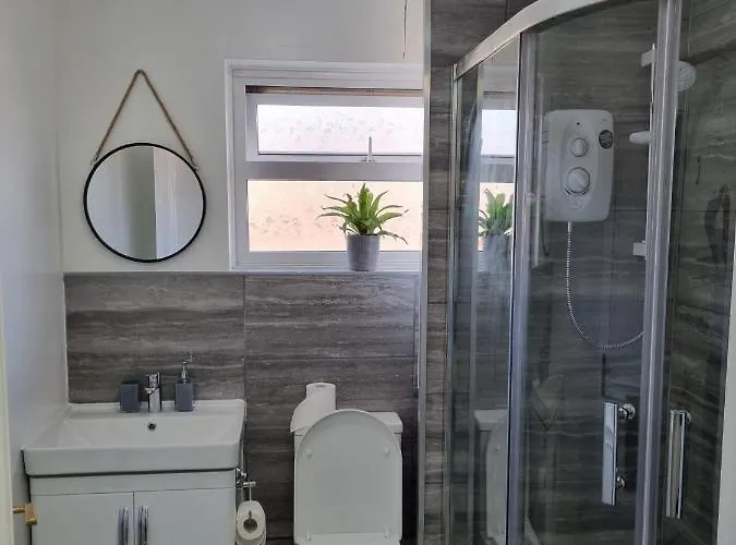 Guest house Modern & Elegant W/ Netflix And Parking *