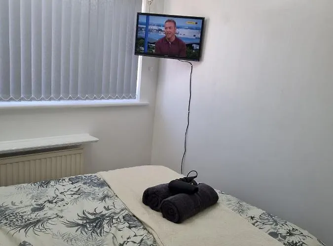 Guest house Modern & Elegant W/ Netflix And Parking *