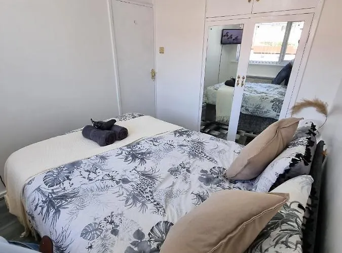 Modern & Elegant W/ Netflix And Parking Guest house *