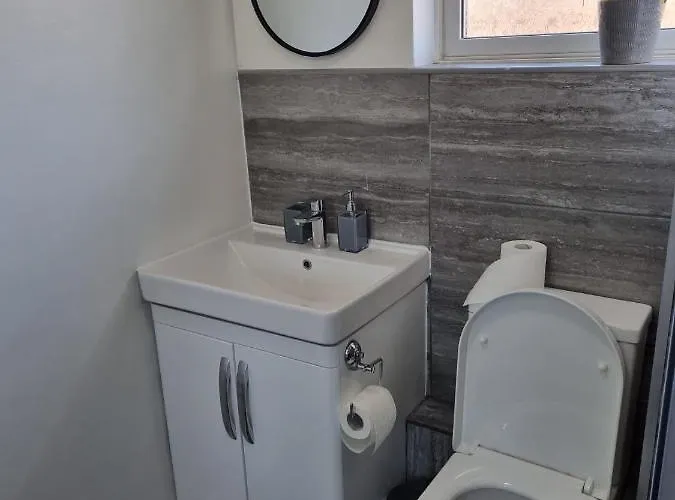 Modern & Elegant W/ Netflix And Parking * Leeds (West Yorkshire)